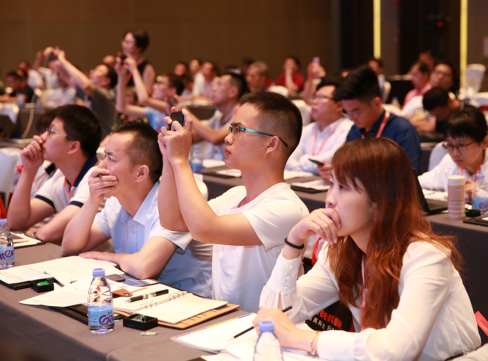 現(xiàn)場(chǎng)觀眾認(rèn)真聆聽演講